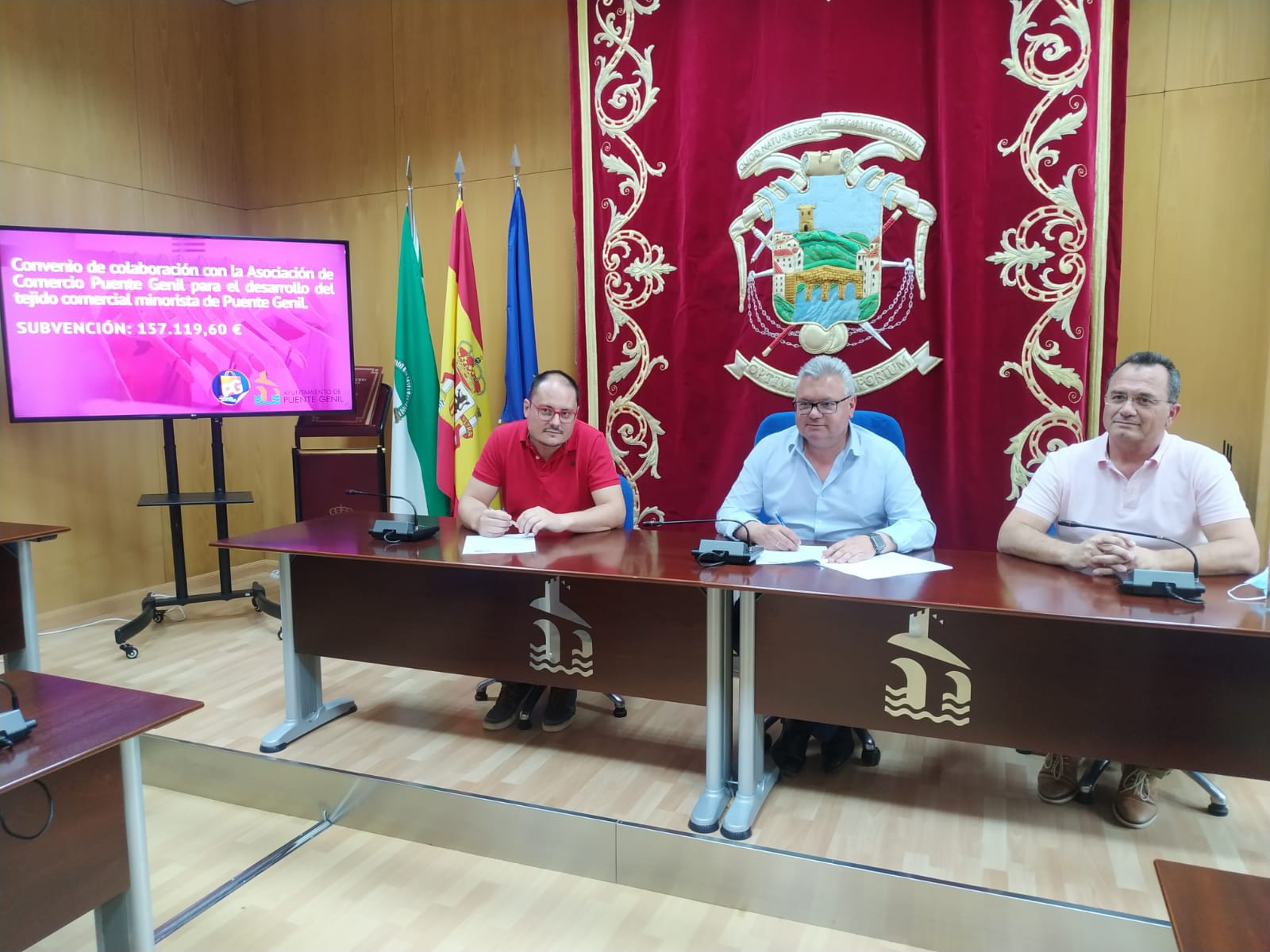 firma del convenio de colaboración con el ayuntamiento de puente genil para fomentar el comercio local